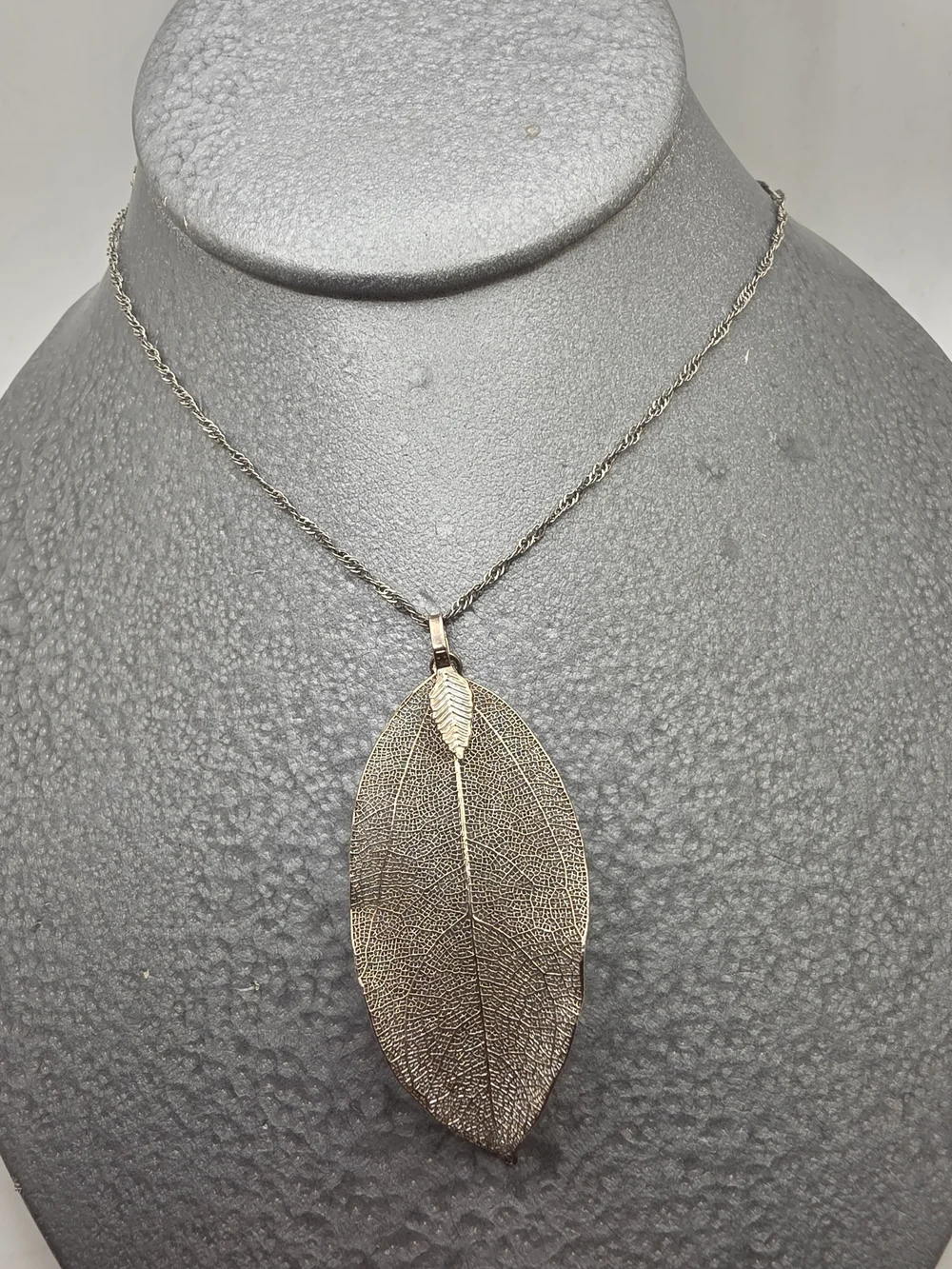 Delicate Silver Leaf Pendant Necklace - Women Jewelry